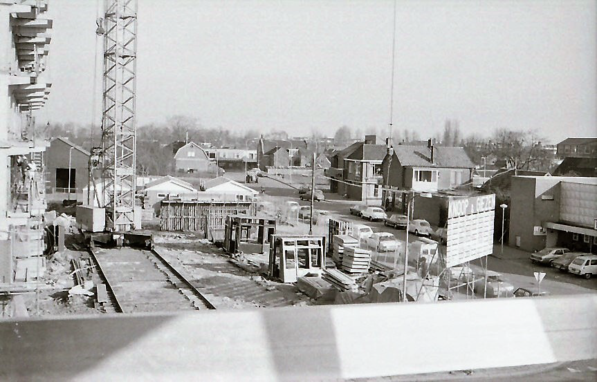 Bekijk detail van "HV40530:  Helfrichstraat met links nieuwbouw Spinde en rechts De Boer supermarkt."