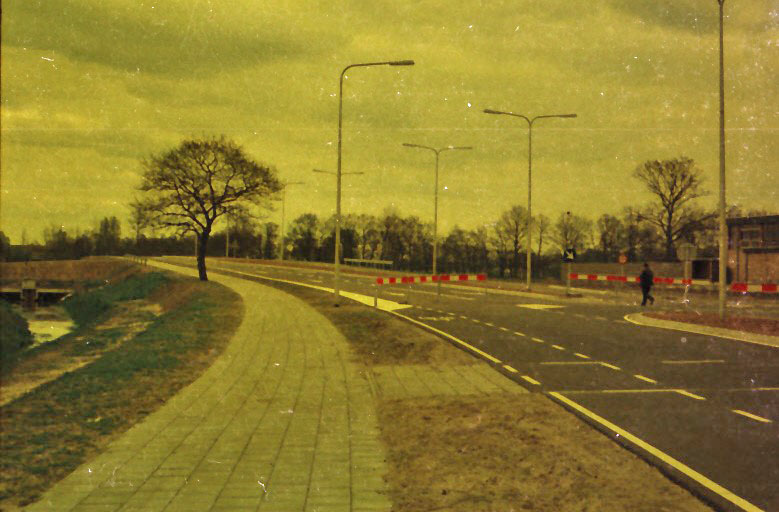 Bekijk detail van "HV40606: Foto van de splitsing Parkweg naar de <span class="highlight">Gramsbergerweg</span>."