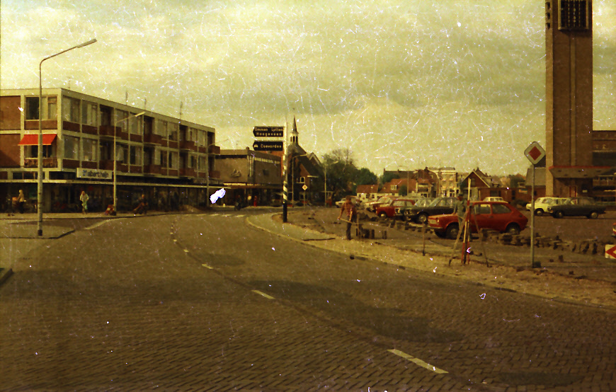 Bekijk detail van "HV40615: <span class="highlight">Bruchterweg</span> met rechts het Stephanusplein en carillontoren."