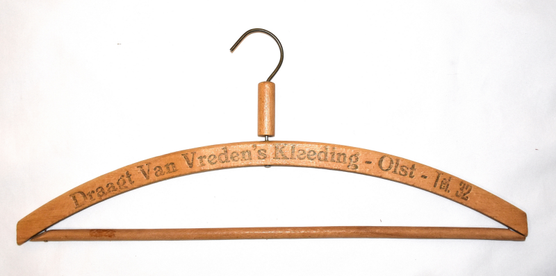 Bekijk detail van "Kleerhanger: Draagt van Vreden's kleding"