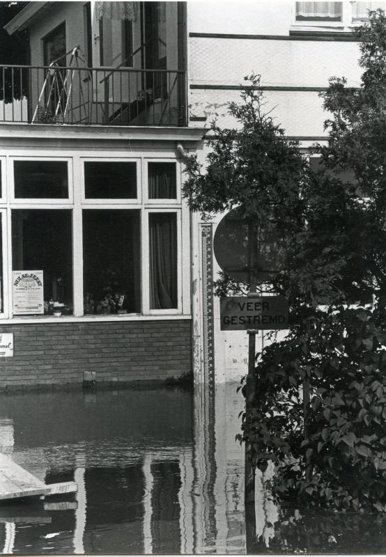 Bekijk detail van "<span class="highlight">Peilschaal</span> tijdens hoog water in 1983 bij café Boeve"