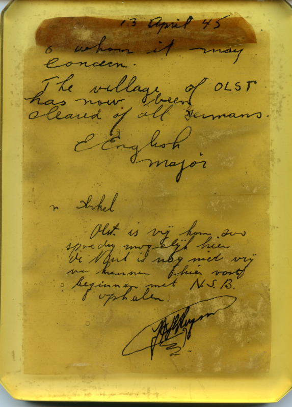 Bekijk detail van "Brief gegoten in kunsthars, 13 april ‘45"