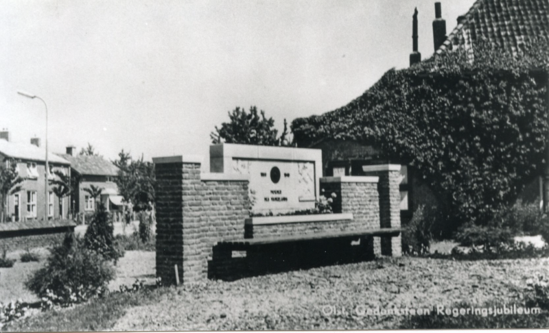 Bekijk detail van "Monument koninklijk huis"