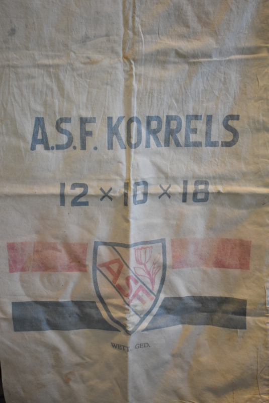 Bekijk detail van "<span class="highlight">Kunstmest</span>, A.S.F. Korrels"