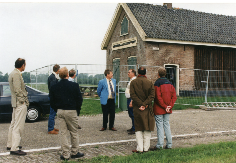 Bekijk detail van "Aanvang restauratie Dijkstoelhuis a/d Rijksstraatweg, 1998"