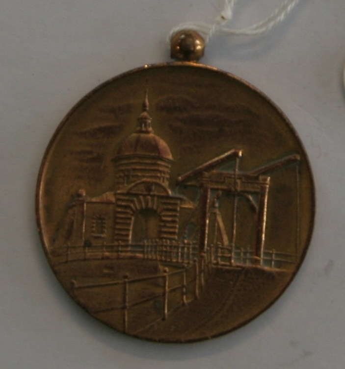 Bekijk detail van "Medailles, beker, lauwertakken, plaquette Mondaccordeonvereniging Concordia"