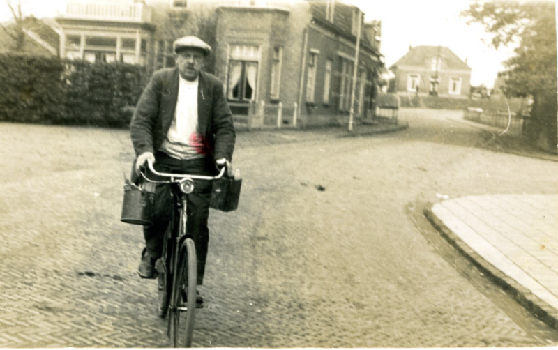 Bekijk detail van "Schilder L. Schraa op de fiets, met verfbussen, 1938"