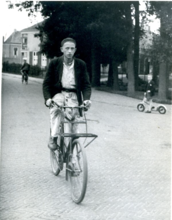 Bekijk detail van "Jan Willem Schraa op de transportfiets, ca. 1947"