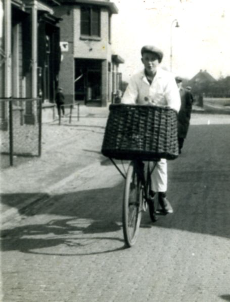 Bekijk detail van "Huisschilder Jan Willem Schraa op transportfiets, 1935"