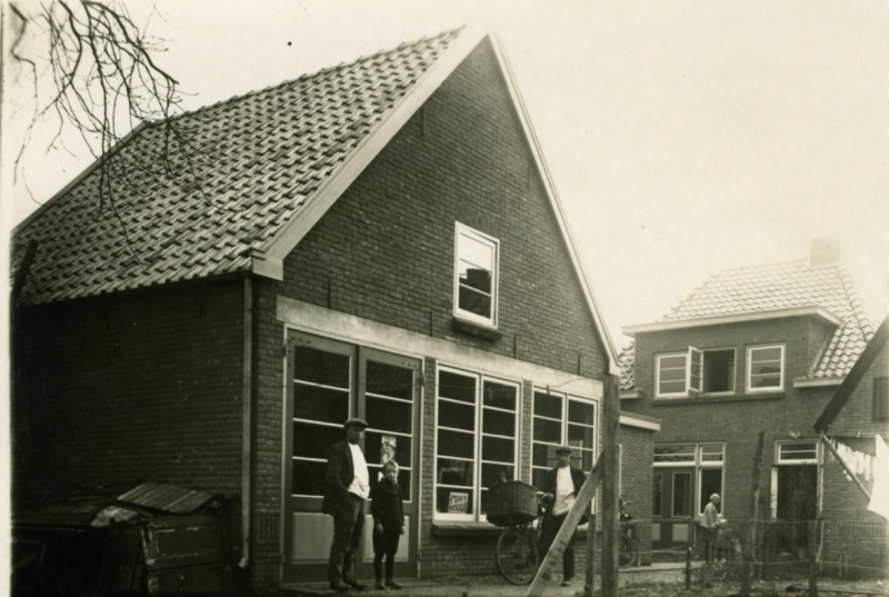 Bekijk detail van "Woning en werkplaats schilder L. Schraa, 1935"