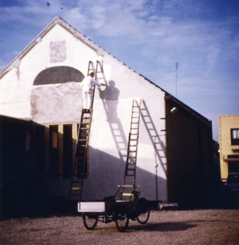 Bekijk detail van "J.W.Schraa aan het schilderen met de buitenkant gereformeerde kerk"