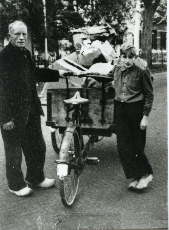 Bekijk detail van "Vader en zoon van Duren met bakfiets en lompen en metalen, ca. 1950"