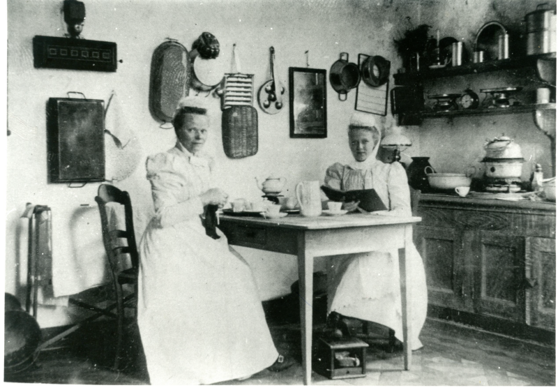 Bekijk detail van "Keukeninterieur met 2 dames in klederdracht, ca. 1900"