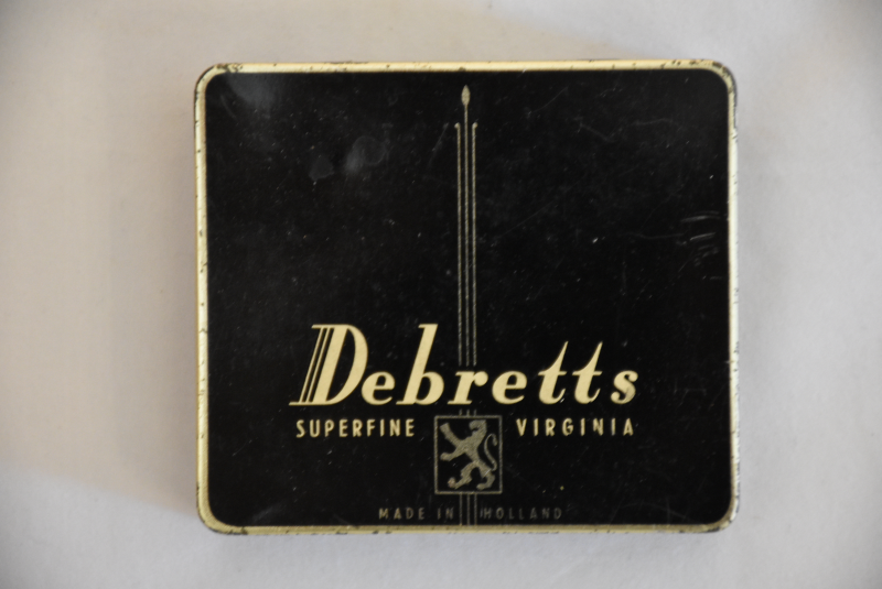 Bekijk detail van "Blik Debretts cigarettes"