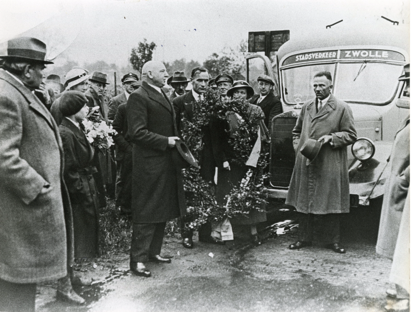 Bekijk detail van "Opening busdienst Deventer - Ommen, 1935"