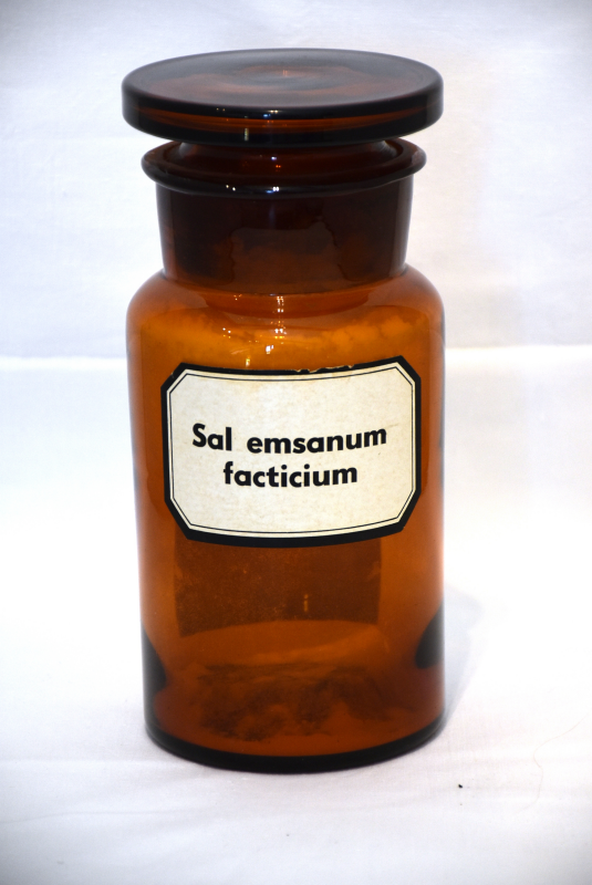 Bekijk detail van "Bruine glazen stopfles, op etiket Sal emsanum factucium"
