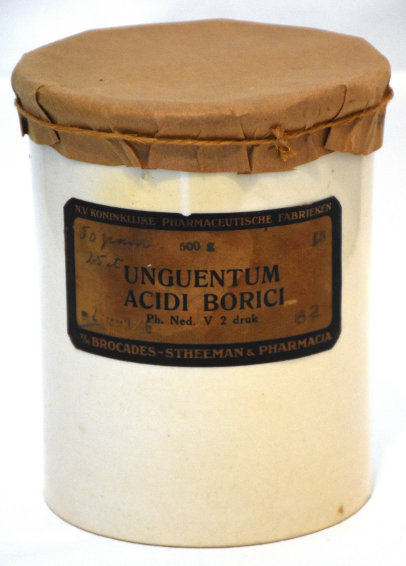 Bekijk detail van "Porseleinen pot met 500 gr. Unguentum Acidi Boria"