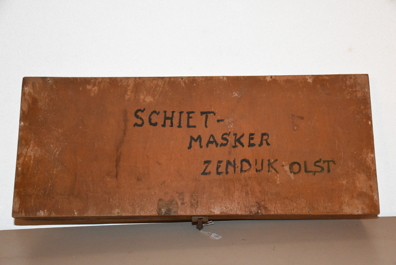 Bekijk detail van "Schietmasker Zendijk in houten kist"