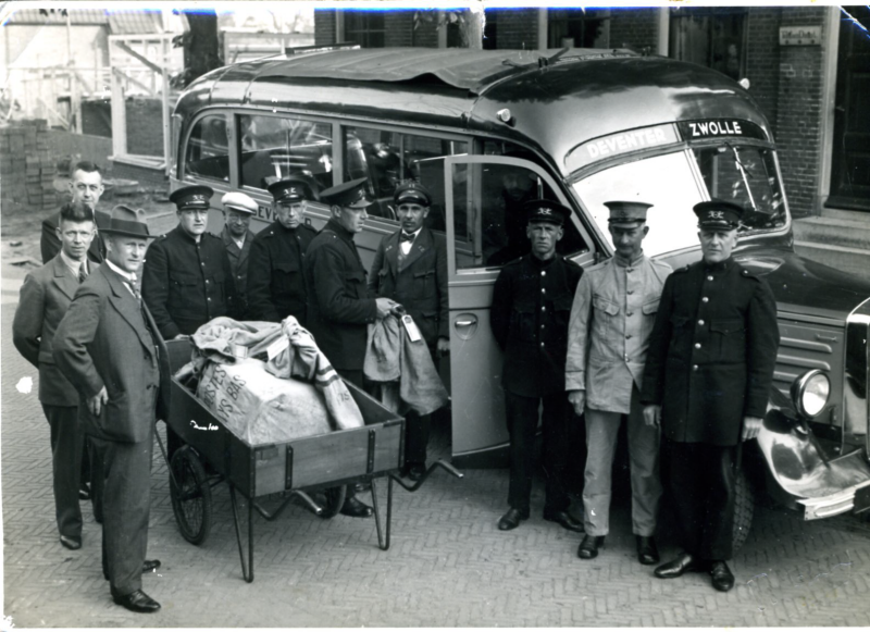 Bekijk detail van "Personeel Postkantoor e.a. de eerste keer dat post per bus vervoerd werd, 1936"