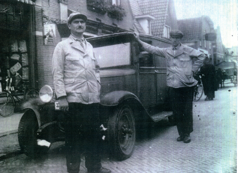 Bekijk detail van "Vader Hans en zoon Wilhelm Bouwmeester in de H. Droststraat eind jaren '40?"