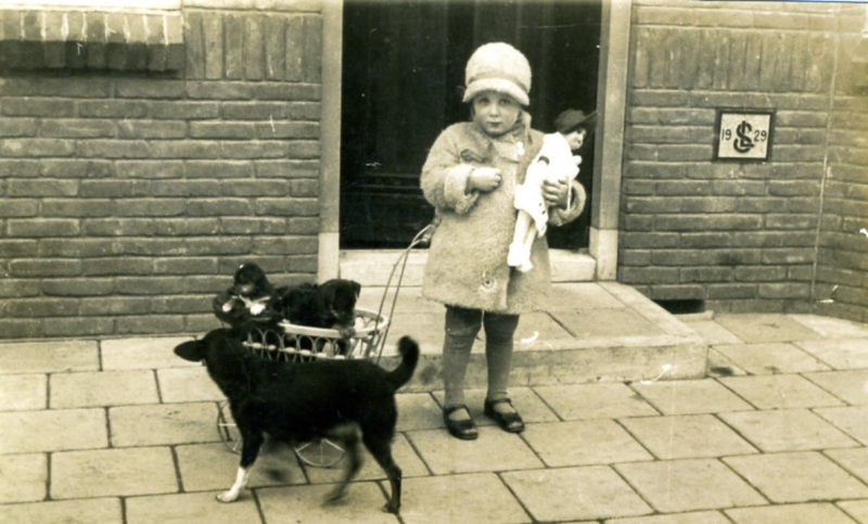 Bekijk detail van "Roelie Schraa voor het huis van haar ouders, 1931"