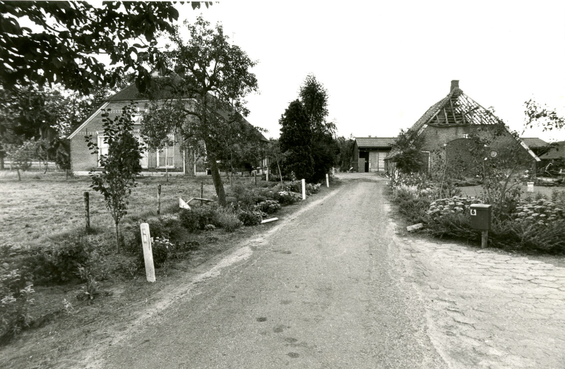 Bekijk detail van "Voorzijde boerderij Groot Schuilenberg in slechte staat, 1992?"