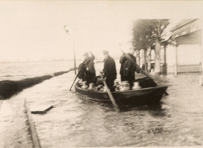 Bekijk detail van "Veerknechten roeien met melkbussen in de boot op de Veerweg naar de overkant, 1926"