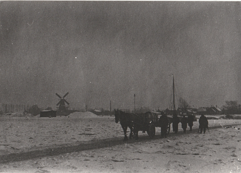 Bekijk detail van "Paard met kar en daarop melkbussen gaat over de bevroren IJssel, 1929"