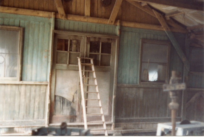 Bekijk detail van "Interieur kippenschuur Veldweg 13, 1993"