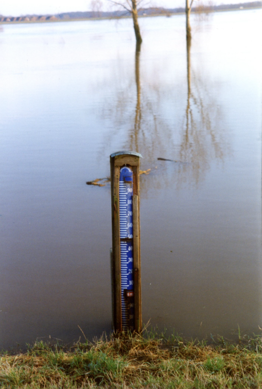 Bekijk detail van "<span class="highlight">Peilschaal</span> aan de Welsumerzijde met de hoogste stand van de IJssel, kerstmis 1993"