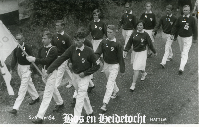 Bekijk detail van "Wandelsport Vereniging 'Olst Vooruit' tijdens de Bos en Heidetocht te Hattem, 1964"