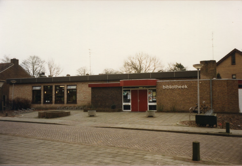 Bekijk detail van "Pand van de Bibliotheek Olst, 1988"