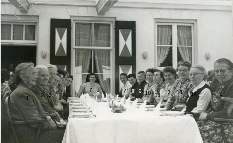 Bekijk detail van "Uitstapje van de N.H. Vrouwenvereniging Olst, 1957"