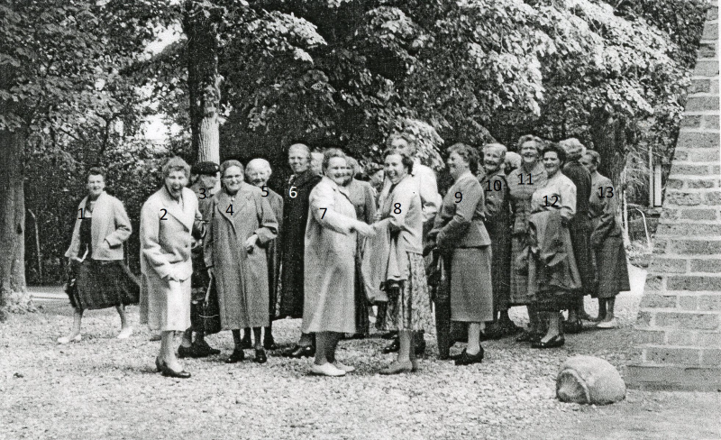 Bekijk detail van "Uitstapje van de N.H. Vrouwenvereniging Olst, 1957"