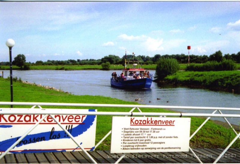 Bekijk detail van "Het Kozakkenveer komt aanvaren bij de loopbrug aan de Veessense zijde van de IJssel, 2006"