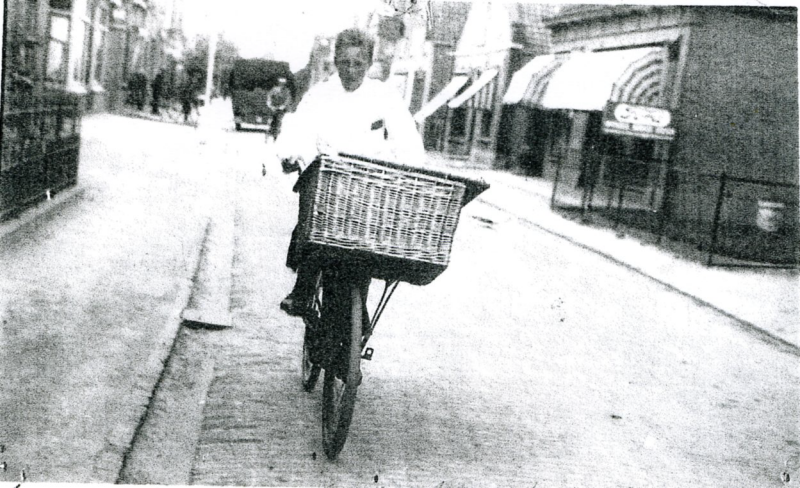 Bekijk detail van "Slager Lammert Regterschot op de transportfiets, 1933"