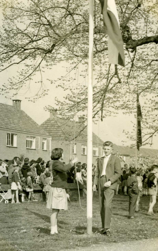 Bekijk detail van "Vlag hijsen t.g.v. koninginnedag 1960"