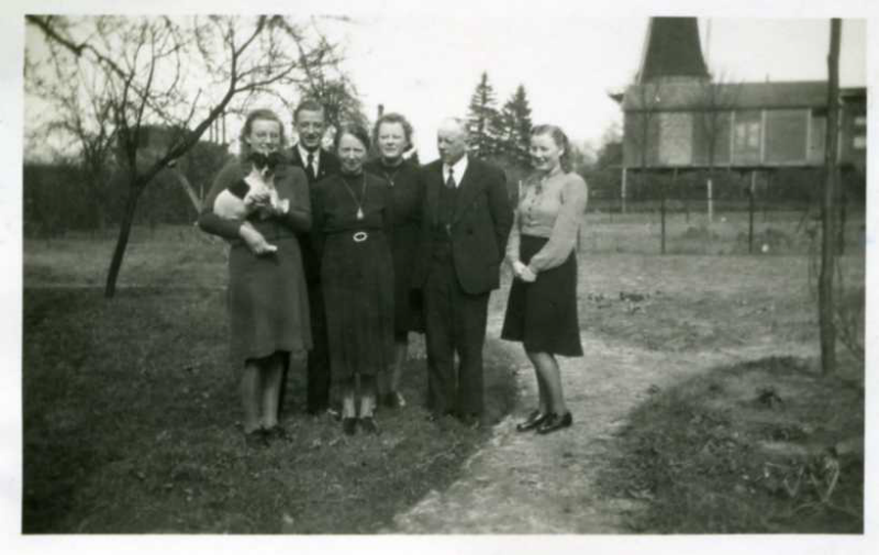 Bekijk detail van "Familie Schraa achter hun woning aan de Rijksstraatweg, 1946"