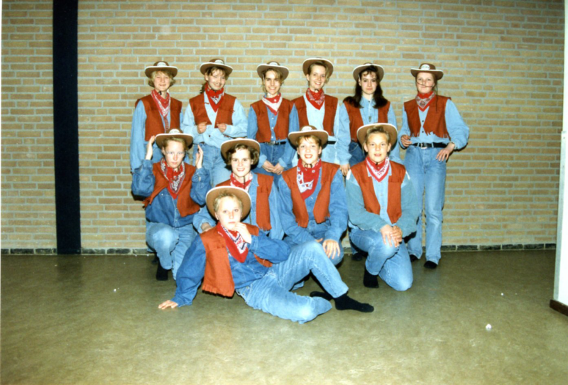 Bekijk detail van "Optreden damesgroep Gymnastiekvereniging D.E.S. tijdens uitvoering in sporthal De Hooiberg, 1992"