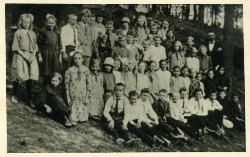 Bekijk detail van "Leerlingen St. Aloysiusschool Boskamp, 1926/1927"