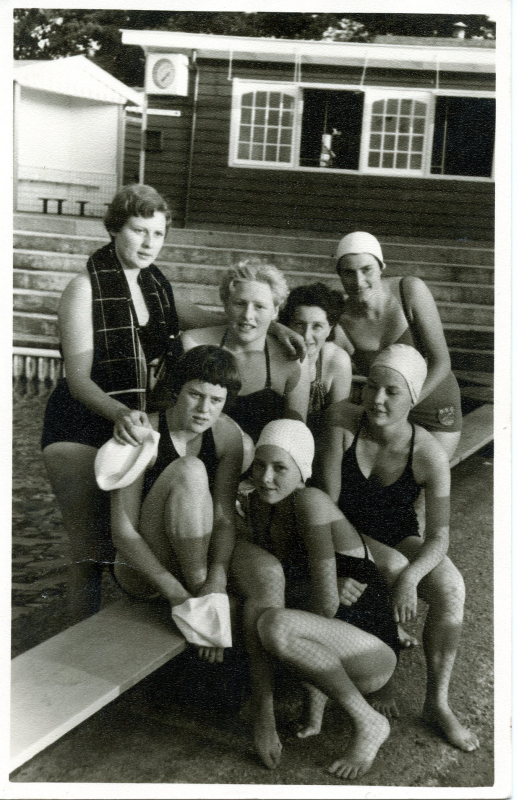 Bekijk detail van "De dames afdeling waterpolo van de Olster Zwemclub, 1958"