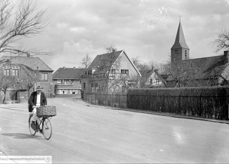 Bekijk detail van "Begin van de Schoolstraat/J. Schamhartstraat in 1941"