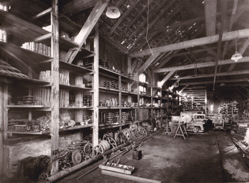 Bekijk detail van "Aberson Machinefabriek: Magazijn aan de kant van de <span class="highlight">Industrieweg</span> (links), 1970"