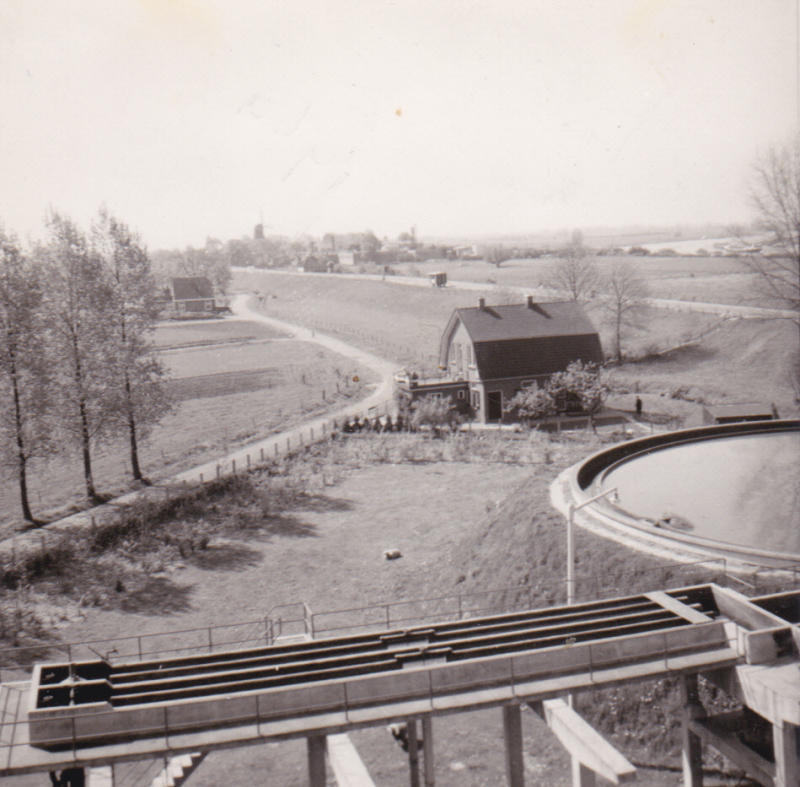 Bekijk detail van "Vanaf de toren nabij de waterzuivering onderlangs de Rijksstraatweg, 1964"