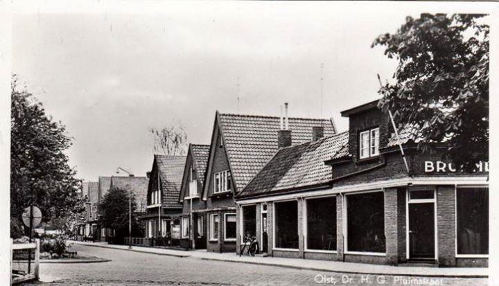 Bekijk detail van "De Dr. H.G. Pluimstraat met rechts de winkel van Brummel woninginrichting"