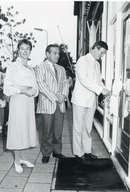 Bekijk detail van "Opening van winkel DA-drogist Niek van Wurkum door Han Bijsterbosch (voorzitter O.O.O.), jaren '70"