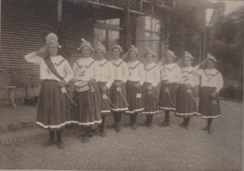 Bekijk detail van "Dames in uniforme kleding naast café Spoorzicht"