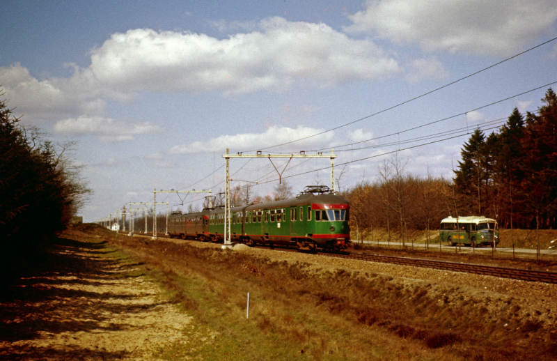Bekijk detail van "Diepenveenseweg, trein 1525 en "Salland"bus, 1956"