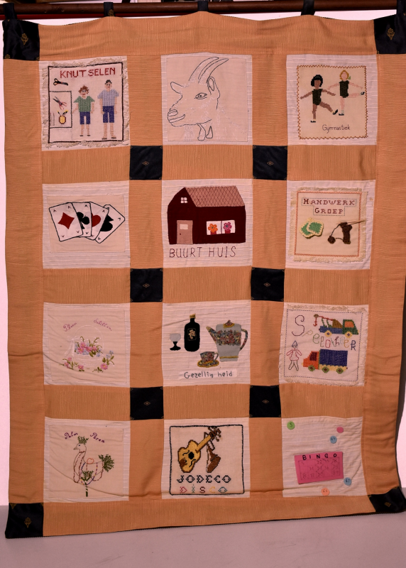 Bekijk detail van "Wandkleed van Buurthuis Den Nul met afbeeldingen van diverse activiteiten"