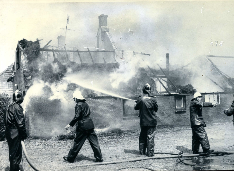 Bekijk detail van "Brandweer Olst blust <span class="highlight">boerderijbrand</span>, Familie Strijkveen aan het Stapelhaarspad 3 te Wesepe, 1983"